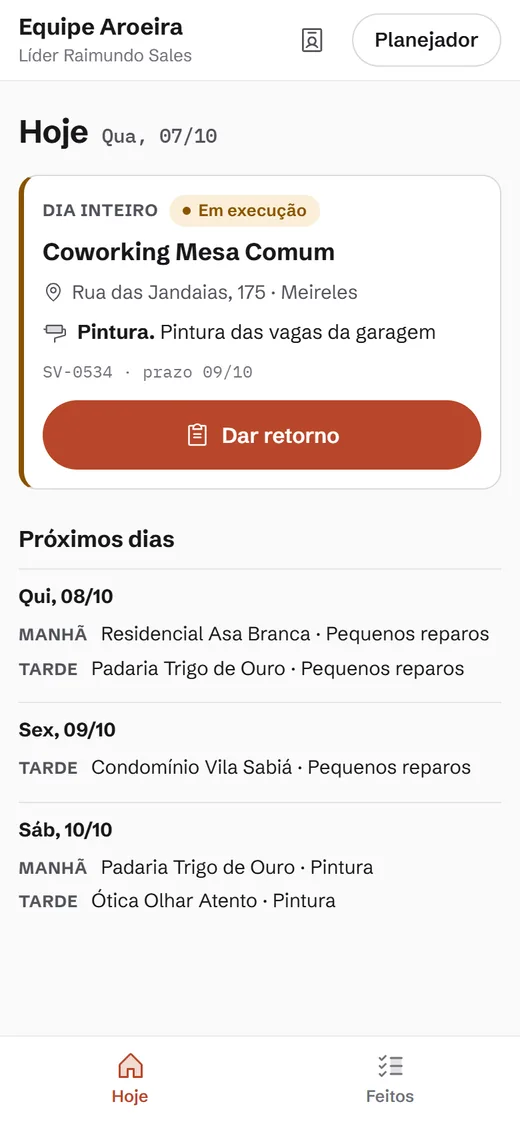 App da equipe no celular mostrando os serviços do dia.
